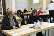 Das Auszählen der Stimmen dürfte in Zukunft nicht einfacher werden. (Bild: Urs Hanhart (Altdorf, 2. Februar 2018))