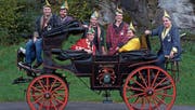 Der Fidelitas-Vorstand mit der legendären Kutsche; von links: Thomas Bissig, Fabian Müller, Andreas Herger, Peter Wipfli, Kari Schilter, Ivo Schumann und Samuel Käslin. (Bild: pd (Flüelen, 10. November 2017))