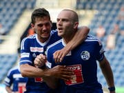 Luzerns Marco Schneuwly (rechts) freut sich gemeinsam mit Teamkollege Remo Freuler (links) über den 2:2-Ausgleichstreffer beim Super-League-Spiel gegen den FC Sion am Samstag, 18. Juli 2015, in Luzern (Bild: KEYSTONE/URS FLUEELER)