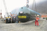 Bei der Landi in Stans wird am 15. Januar 2008 ein neuer Treibstoff-Tank mit einem Volumen von 120'000 Litern in den Boden versenkt. (Bild: Corinne Glanzmann (Stans, 15. Januar 2008))