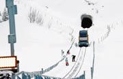 Arbeiter befreien das Trassee der neuen Stoosbahn vom Schnee. (Bild: Erhard Gick (Schwyz, 17. Dezember 2017))