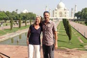 Die Reisenomaden Ruth und Walter Odermatt aus Stans vor dem Taj Mahal in Agra in Indien Ende September 2015. (Bild: PD)