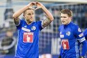 Der Luzerner Reto Ziegler und der Luzerner Claudio Lustenberger, von links, jubeln nach dem Tor zum 2-1. (Bild: Alexandra Wey / Keystone)