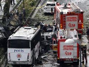 Die Polizei sichert den Ort des Anschlags ab: Elf Menschen wurden getötet, Dutzende weitere verletzt. (Bild: Keystone/EPA/SEDAT SUNA)