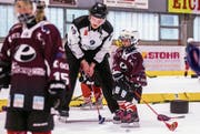Der Profi-Eishockeyschiedsrichter David Obwegeser übt mit den Kindern. (Bild: Manuel Kessler/PD (Engelberg, 5. November 2017))