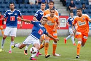 Das FCL-Abwehrduo Ricardo Costa (am Ball) und Tomislav Puljic (links) ist heute gefordert. Bild: Alexandra Wey/Keystone (Luzern, 31. Juli 2016)