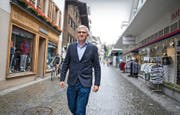 Engelbergs Tourismusdirektor Frédéric Füssenich in der touristenarmen Dorfstrasse: Er sieht hier das Potenzial «zur grössten Outdoor-Shopping-Anlage der Schweiz». (Bild Corinne Glanzmann)