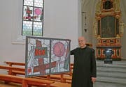 Der Engelberger Pfarrer Pater Patrick Ledergerber mit einer der vier Holztafeln von Pater Karl Stadler. (Bild: PD)