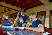 Algebra gehört nicht zu den Stärken des 13-jährigen Quichua-Jungen Elder. Siegfried Andermatt hilft ihm bei den Hausaufgaben. (Bild: Andreas Faessler)