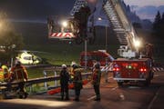 Ein Feuerwehrmann wird für seinen Einsatz am Hubretter gesichert. (Bild: Geri Holdener, Bote der Urschweiz)