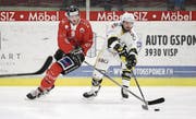 Der Sisiger Eishockeyspieler Oliver Achermann (links) läuft seit Saisonbeginn im Dress des EHC Visp auf. (Bild: Stefan Lorenz (Visp, 17. Oktober 2017))