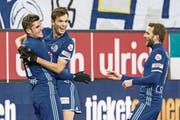 «Mimi» Demhasaj (rechts) und Pascal Schürpf bejubeln das 1:0 gegen Sion. (Bild: Alexandra Wey/Keystone (Luzern, 2. Dezember 2017))