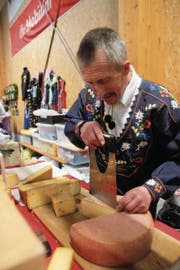 Franz Kempf schneidet Käse. (Bild: Florian Arnold (Urner Zeitung) (Urner Zeitung))