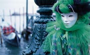 Unerkannt durch die Gassen zwischen den Kanälen huschen – die weissen Vollmasken sind typisch für den Karneval in Venedig. (Bild: Cade Martin/Getty)
