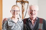 Esther Wallimann (12) und ihr Grossvater Sepp (82) aus Alpnach. (Bild: Eveline Beerkircher (13. Dezember 2017))