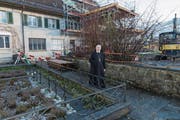 Äbtissin Maria Pia Habermacher vor dem Josefshaus im Frauenkloster, das gerade umgebaut wird. (Bild: Franziska Herger (Sarnen, 15. Dezember 2017))