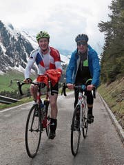 Janik Riebli (links) zusammen mit Cyril Fähndrich beim Aufstieg auf den Glaubenbielenpass. (Bild: Edi Zihlmann (Sörenberg, 5. Mai, 2017))