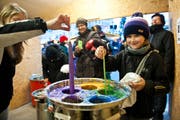 Advent soweit das Auge reicht: Andrea Langner verkauft in Einsiedeln selbstgemachte Krippenfiguren (oben) und Eugen Merz einheimischen Likör (unten links). Ein Dauerrenner zur Adventszeit ist das Kerzenziehen. Nicht nur für Kinder, wie die 9-jährige Eline. (Bilder Boris Bürgisser)