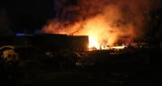 Die Brandstelle beim Autohändler in Dietikon. (Bild: Kantonspolizei Zürich)