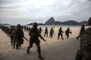 Für den Ernstfall vorbereitet: Truppen der brasilianischen Armee proben in Rio de Janeiro den Ernstfall. (Bild: Keystone)