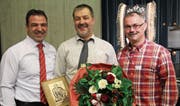 ISV-Präsident Peter Achermann (links) und Sepp Schilter, Präsident des Urner Kantonalen Schwingerverbands (rechts), gratulieren Robi Indergand zur Ehrenmitgliedschaft. (Bild: Paul Gwerder (Hochdorf, 3. März 2018))