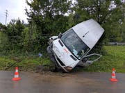 Der Lieferwagen wurde massiv beschädigt. (Bild: Geri Holdener, Bote der Urschweiz)
