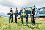 Die Bauherrschaft beim Spatenstich (von links): Seiler-Geschäftsführer Felix Schibli mit den Verwaltungsräten Robert Ettlin, Gabriela Frei, Hans Rudolf Aggeler und Patrik Seiler. (Bild: Christoph Riebli (Giswil, 20. April 2017))