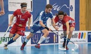 Luzerns Flurin Blum umkurvt die Reinacher David Dünki (links) und Philipp Merki. (Bild: Dominik Wunderli (Luzern, 18. Februar 2018))