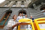 Silvia Wäspe wirft den Brief an Postchefin Susanne Ruoff ein. Dies sekundiert von Stephan Huber, Fredy Weller und Fritz Meier (von links). (Bild Stefan Kaiser)