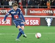 Idriz Voca (19) trifft mit seinem Penalty. (Bild: Martin Meienberger/Freshfocus)