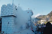 Die Zauberbälle der Kinder bringen den Turm von König Frost zum Einsturz. (Bild: Martin Uebelhart (Engelberg, 13. Januar 2018))
