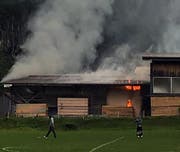 Grosses Gefahrenpotenzial: Holzbeigen ausserhalb der Halle. (Bild: Leserbild Bote der Urschweiz)