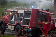 Im Einsatz standen die Feuerwehren von Steinerberg und Steinen. (Bild: Geri Holdener, Bote der Urschweiz)