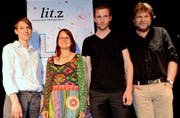 Die vier Preisträger vor dem neuen Emblem des Literaturhauses Zentralschweiz: (V. l.) Simone Baumann, Katrin Blum, Julian Wettach und Erwin Koch. (Bild: Romano Counz / Neue NZ)
