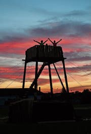Der Lagerturm der Pfadi Krönten präsentiert sich in einer ganz speziellen Abendstimmung. (Bild: PD (Aesch BL, Juli 2017))