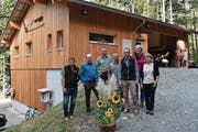 Der Rat der Korporationsbürgergemeinde Flüelen präsentiert stolz den neuen Forstwerkhof: (von links) Forstwart Wendelin Gisler, Karl Bricker, Hermann Herger, Karl Wyrsch, Präsident Stefan Ziegler, Judith Gisler und Margrit Scheiber (von links). (Bild: Georg Epp (30. September 2017))