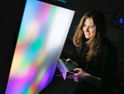 Tabea Oberhänsli lässt auf ihrem Maturaarbeit-Objekt die farbigen Lichter tanzen. (Bild Stefan Kaiser)