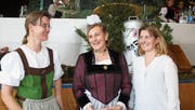 Präsidentin Paula Burch-Gwerder (Mitte) mit der scheidenden Kassierin Caroline Berchtold-Hug (links) und dem neuen Vorstandsmitglied Monika Durrer-Britschgi. (Bild: Marion Wannemacher (Stalden, 31. Januar 2018))
