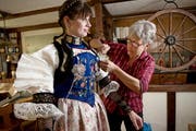 Alles muss für den grossen Tag perfekt sitzen: Vreni Kaiser (rechts) hilft Silvia Gut die Tracht anzuziehen. (Bild: Corinne Glanzmann / Neue NZ)