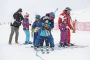 Körperliche Defizite können die Freude der behinderten Kinder an der Bewegung in der Natur nicht trüben. (Bild: Edi Ettlin (Engelberg, 8. Januar 2017))