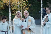 Sie weihten den Birkenhain ein: Theologin Fabienne Eichmann, der reformierte Pfarrer Ulrich Winkler und Pfarreileiter Steffen Michel. (Bild: Sepp Odermatt (Hergiswil, 1. November 2017))