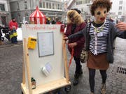 Eine Gruppe zog als Promilleschule Einsiedeln durchs Dorf. (Bild: Benno Kälin, TeleZüri)
