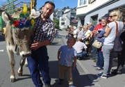 Die Jungmannschaft hilft am Umzug schon tatkräftig mit. (Bild: Geri Holdener, Bote der Urschweiz)