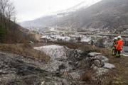 In einem Rückhaltebecken oberhalb von Visp liegen Geröll und Baumstämme. (Bild: Dominic Steinmann / Keystone (Visp, 9. Januar 2018))