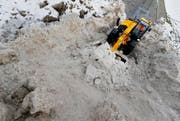 Nicht nur mit Salz geht er dem Schnee an den Kragen: Werkhof- mitarbeiter Thomas Furrer. (Bild: Stefan Kaiser)