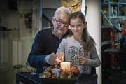 Urs Bischof (70) aus Zug mit seiner Enkelin Jill (9). (Bild: Pius Amrein (16. Dezember 2017))