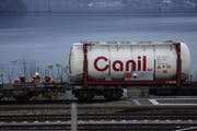 Vorsichtige säuberte man den Bereich um den Zisternenwagen. (Bild: Geri Holdener, Bote der Urschweiz)
