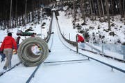 Viel Handarbeit ist nötig, damit in Engelberg bald die weltbesten Skispringer wieder zu ihren Höhenflügen ansetzen können. (Bild Matthias Piazza)