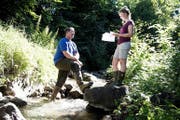 Der kantonale Fischereiaufseher Armin von Deschwanden und Praktikantin Helena Vogler beim Foribach in Kerns. (Bild Corinne Glanzmann)