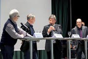 Vertreten ihre Positionen vehement (v. l.): Norbert Rohrer, Seppi Frank, Res Schmid und Armin Odermatt. (Bild Roger Zbinden)